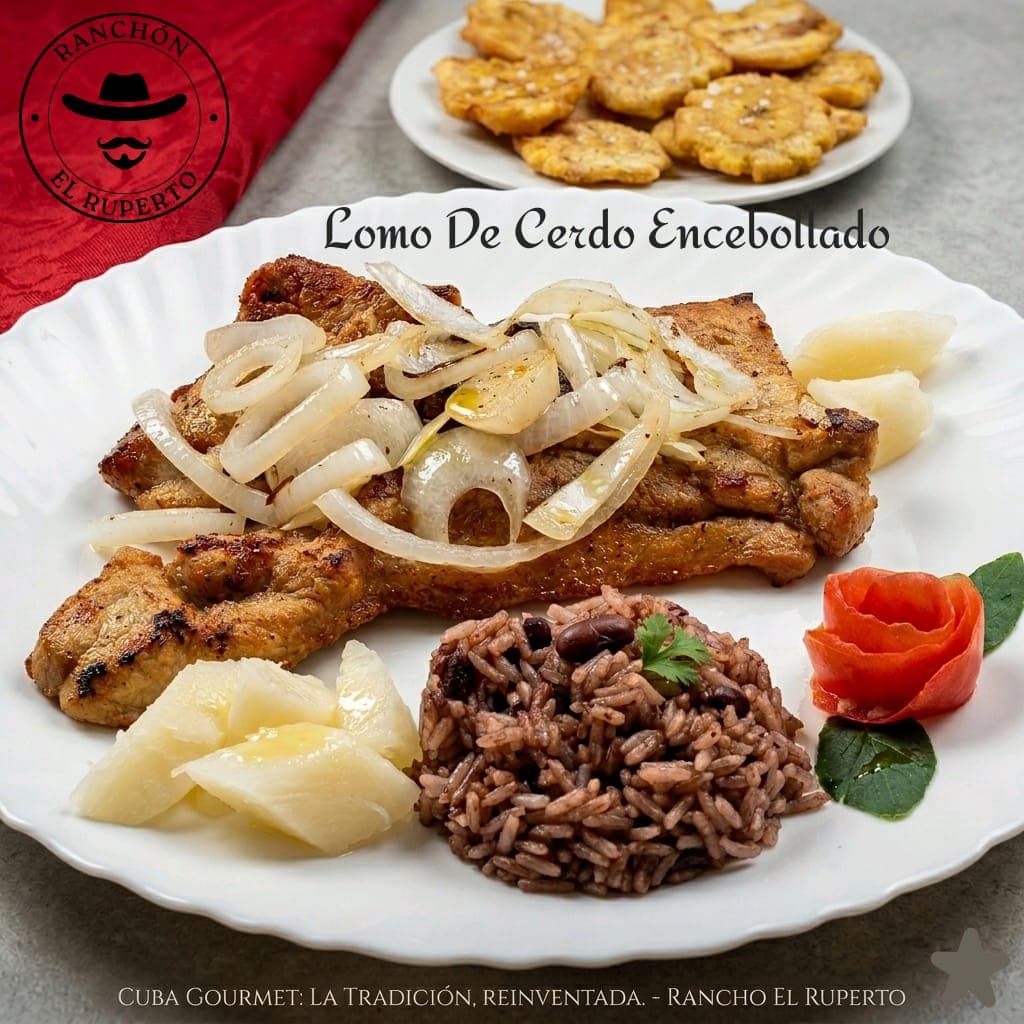 Plato de pasta con tomate, queso rallado y cebolla